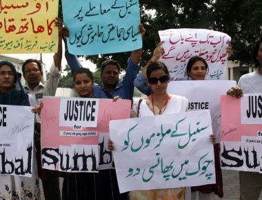 Πακιστάν: Σύλληψη 20 ατόμων για «εκδικητικό» βιασμό 16χρονης κατόπιν... οικογενειακού συμβουλίου